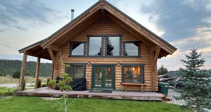 Dutch John Adventure Outpost—2800 Sq Ft, log home, private Pickleball Court