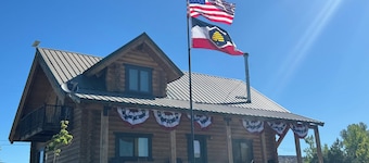 Dutch John Adventure Outpost—2800 Sq Ft, log home, private Pickleball Court.<br>Best short term rental in Dutch John!
