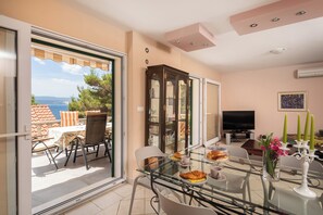 Dining - Villa Eden (Mimice)