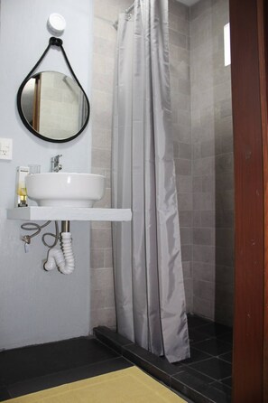 Douche, serviettes fournies, papier toilette