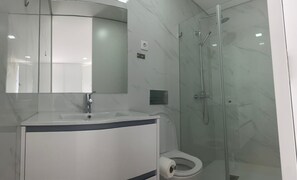 Comfort Suite, City View (SUITE A) | Bathroom | Towels, soap, shampoo, toilet paper - Casa Augusta 6 (Braga)