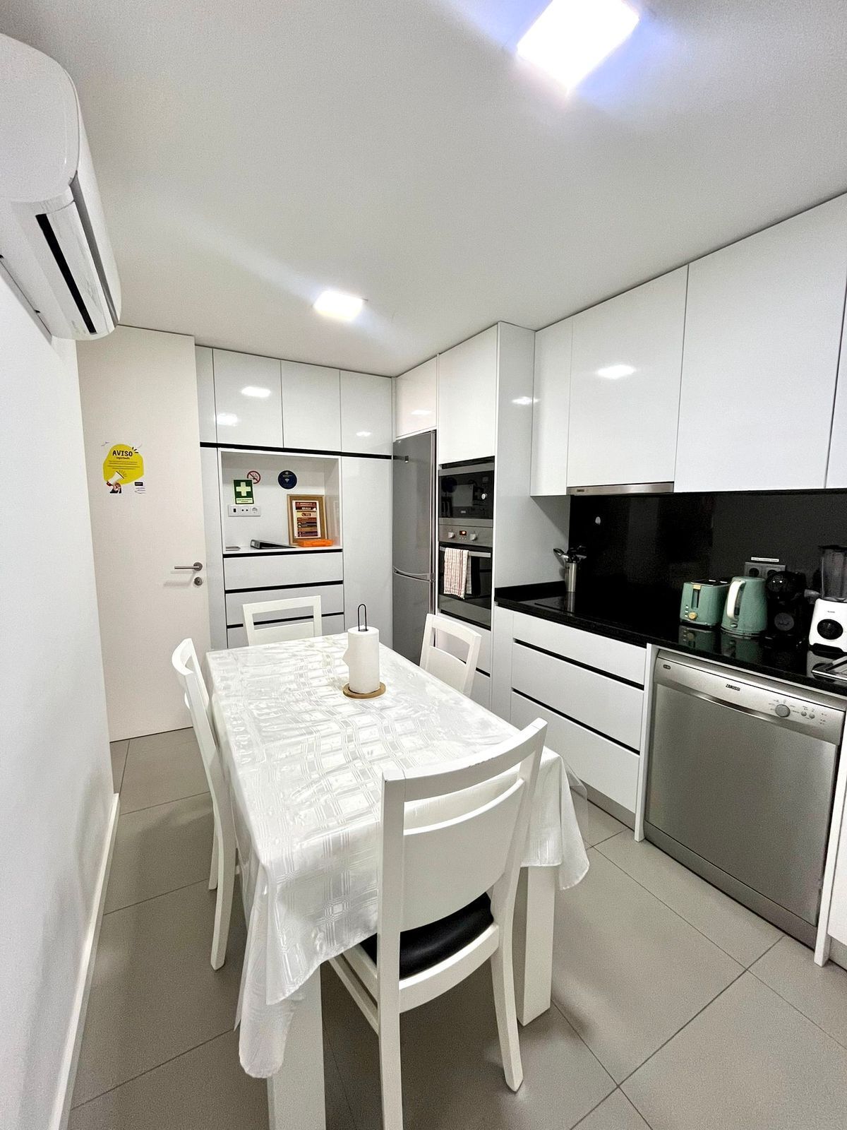 Full-size fridge, microwave, oven, stovetop
