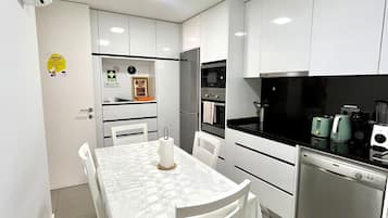 Full-size fridge, microwave, oven, stovetop