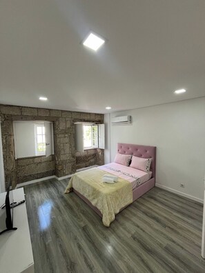 Room, Shared Bathroom, City View (Privado 1 andar) | 1 bedroom, free WiFi - Casa Augusta 6 (Braga)