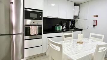 Full-sized fridge, microwave, oven, stovetop