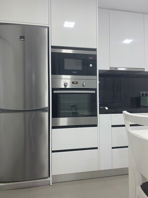 Réfrigérateur grande capacité avec congélateur, four à micro-ondes