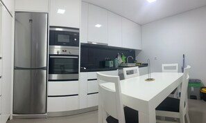 Réfrigérateur grande capacité avec congélateur, four à micro-ondes