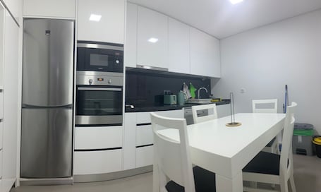 Full-size fridge, microwave, oven, stovetop