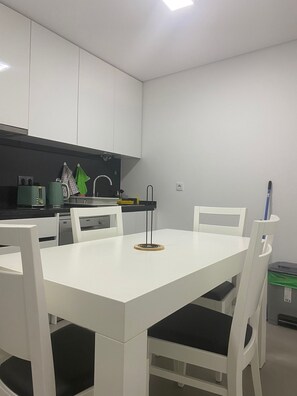 Full-sized fridge, microwave, oven, stovetop - Casa Augusta 6 (Braga)