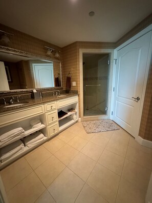 Sèche-cheveux, serviettes fournies, papier toilette