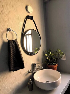 Dusch, handdukar och toalettpapper