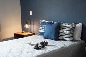 1 dormitorio, tabla de planchar con plancha, wifi y ropa de cama