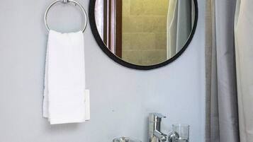 Dusche, Handtücher, Toilettenpapier