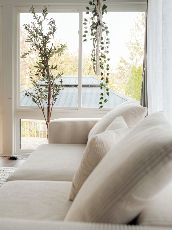 Living area - Your Cozy Getaway with Sunroom & Gaming Room (Streamwood)