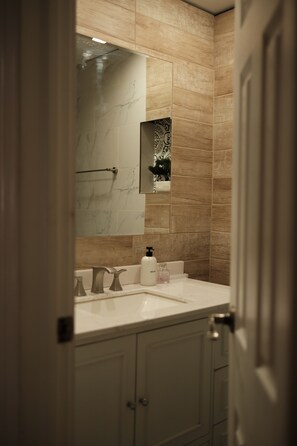 Een haardroger, handdoeken, zeep, toiletpapier