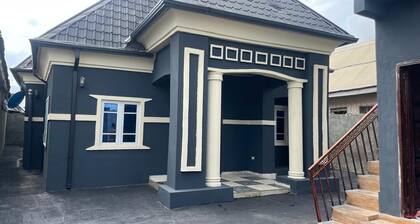 Charming 4-bedroom bungalow with AC and WiFi in peaceful Owerri. Solar ÷ Nepa