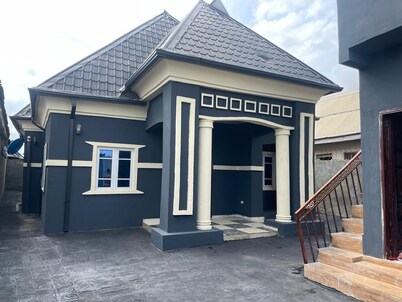 Charming 4-bedroom bungalow with AC and WiFi in peaceful Owerri. Solar ÷ Nepa 