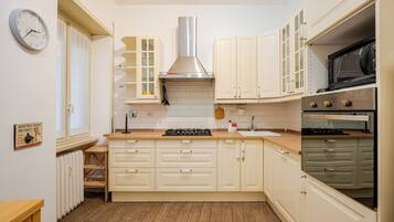 Frigorífico, microondas, horno y lavavajillas