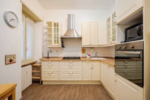 Een koelkast, een microgolfoven, een oven, een kookplaat