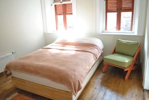6 bedrooms, iron/ironing board, WiFi, bed sheets