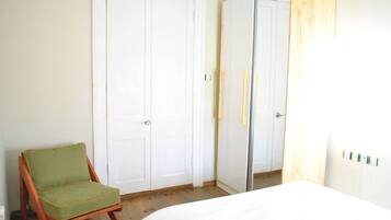 6 bedrooms, iron/ironing board, WiFi, bed sheets