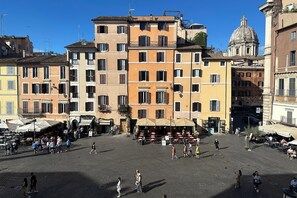 A square with historic buildings, outdoor seating, and a dome structure. - Magnifica residenza a Campo de' Fiori (Rome)