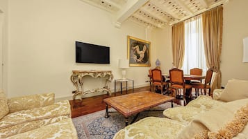 Leilighet, byutsikt | Oppholdsområde | Flatskjerm-TV