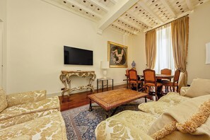 아파트, 시내 전망 | 거실 공간 | 평면 TV