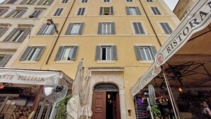 Un edificio con varias ventanas y un letrero que dice 'Ristorante'.
