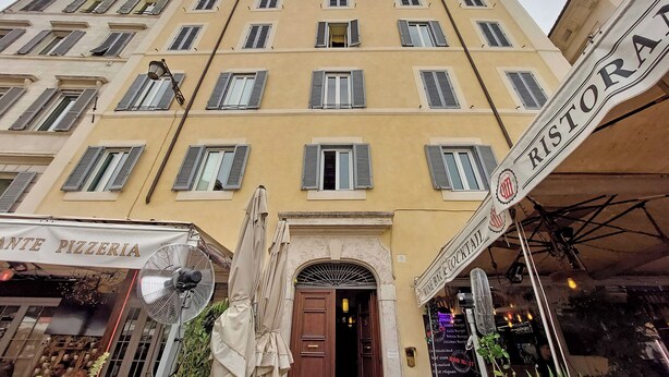 A building with multiple windows and a sign for 'Ristorante'. - Magnifica residenza a Campo de' Fiori (Rome)
