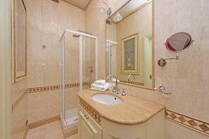 Apartment, Stadtblick | Badezimmer | Dusche, kostenlose Toilettenartikel, Haartrockner, Handtücher