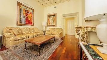 Leilighet, byutsikt | Oppholdsområde | Flatskjerm-TV