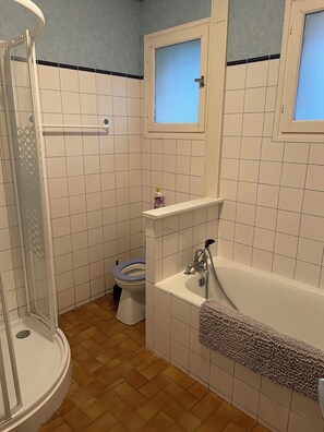 Hårtørrer, håndklæder, Sæbe, Toiletpapir