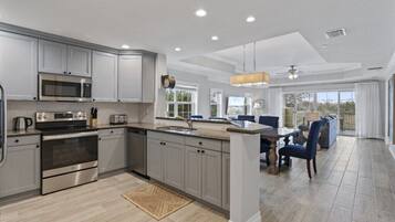 Réfrigérateur, micro-ondes, four, plaque de cuisson