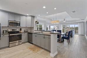 冷蔵庫、電子レンジ、オーブン、コンロ