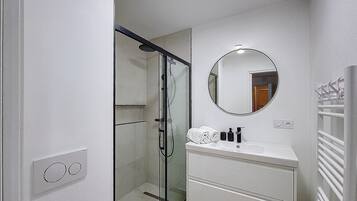 Een douche, een haardroger, handdoeken