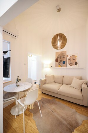 Deluxe-Apartment, Stadtblick | Wohnbereich | Flachbildfernseher