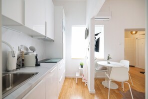Apartamento luxo, vista para a cidade | Cozinha privada | Chaleira elétrica, torradeira