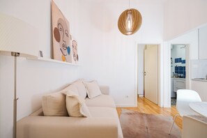 Deluxe Apartment, City View | Living area