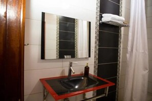 Regadera, jabón, papel de baño