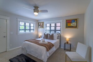 2 slaapkamers, een bureau, een strijkplank/strijkijzer, gratis wifi
