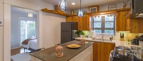 Een koelkast, een microgolfoven, een oven, een kookplaat