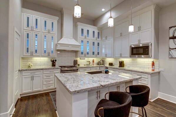 冷蔵庫、電子レンジ、オーブン、コンロ