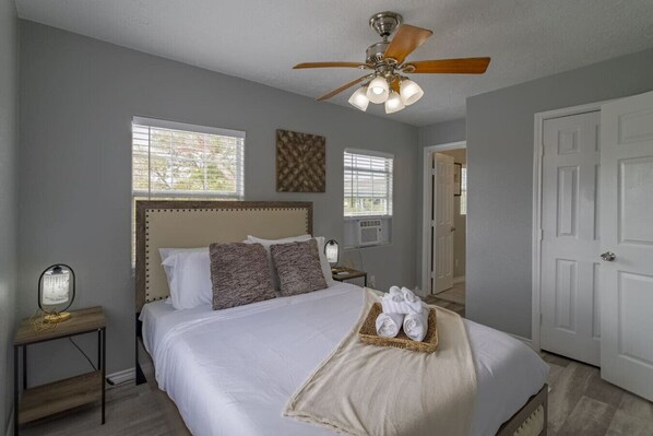 1 bedroom, desk, iron/ironing board, WiFi - Perfect for business travelers (Houston)