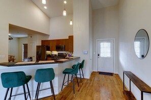 Een koelkast, een magnetron, een oven, een vaatwasser