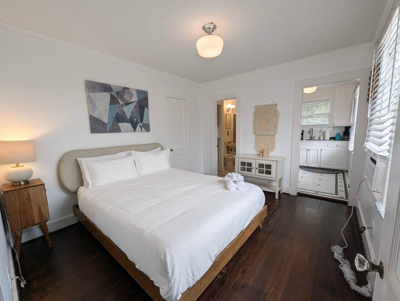 1 habitación, tabla de planchar con plancha, wifi gratis y ropa de cama 