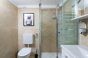 Een haardroger, handdoeken