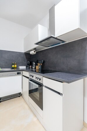 Frigorifero, forno, piano cottura, lavastoviglie