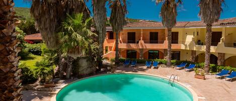 Departamento, varias habitaciones, balcón | Alberca | Alberca al aire libre