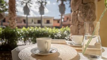 Apartamento, vários quartos, sacada, vista para a piscina | Opções para refeição ao ar livre